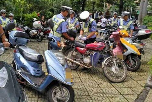 杭州摩托吃瓜,街头一幕引发网友热议