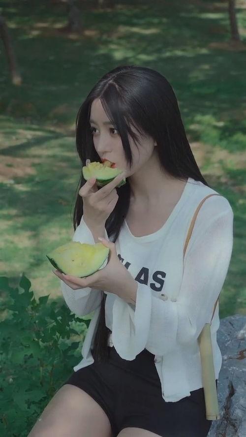 美少女夏日吃瓜,美少女悠闲吃瓜时光